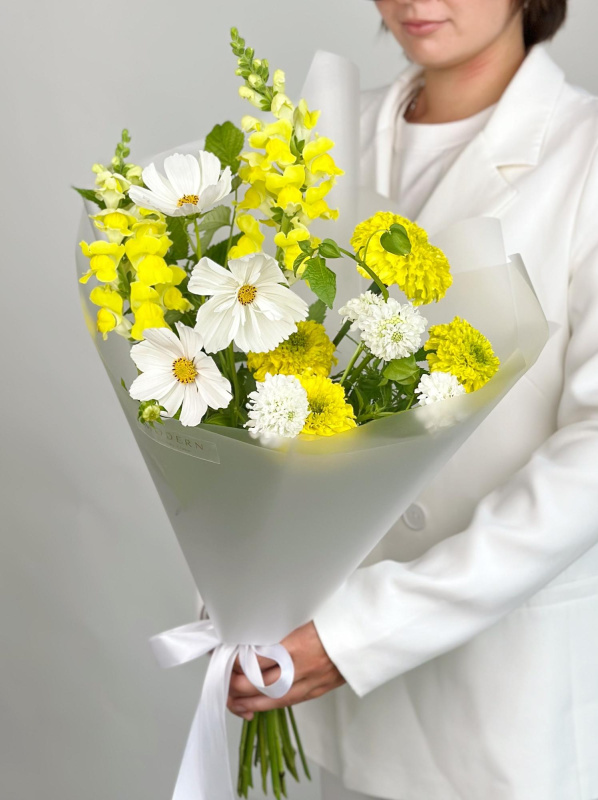 ЛЕТНИЙ БУКЕТ С КОСМЕЕЙ И БАРХАТЦАМИ