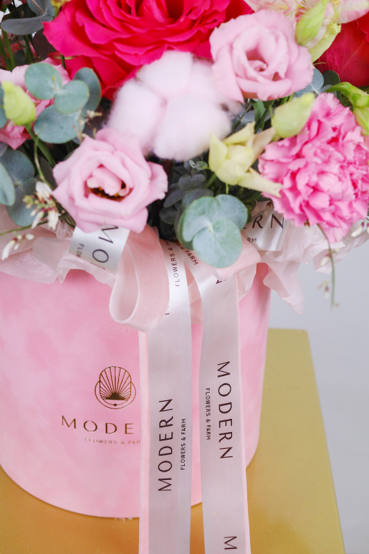 ПИОНОВИДНАЯ РОЗА, ЭУСТОМА, АЛЬСТРОМЕРИЯ В БАРХАТНОЙ ШЛЯПНОЙ КОРОБКЕ