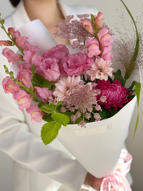 БУКЕТ С АСТРОЙ, ЭУСТОМОЙ И ЛЬВИНЫМ ЗЕВОМ