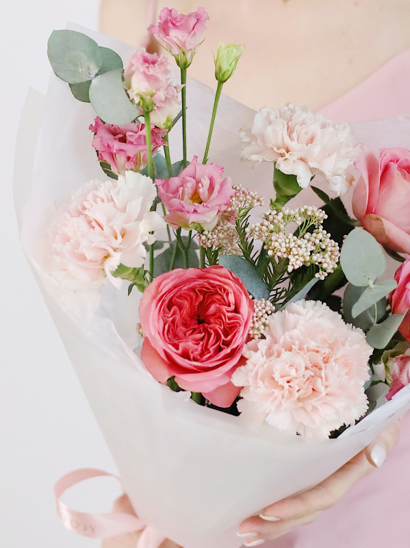 БУКЕТ С ПИОНОВИДНОЙ РОЗОЙ, ЭУСТОМОЙ И ОЗОТАМНУСОМ