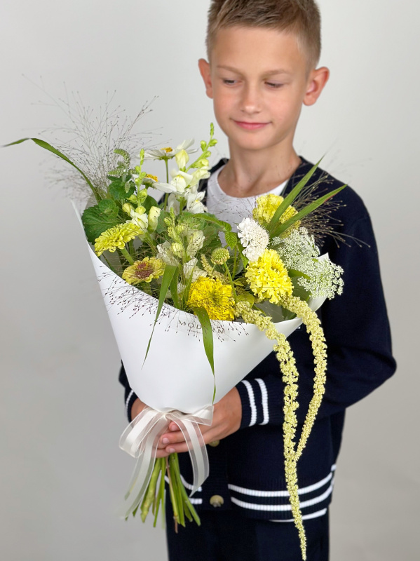 БУКЕТ ИЗ ФЕРМЕРСКИХ ЦВЕТОВ С КОСМЕЕЙ И АМАРАНТОМ