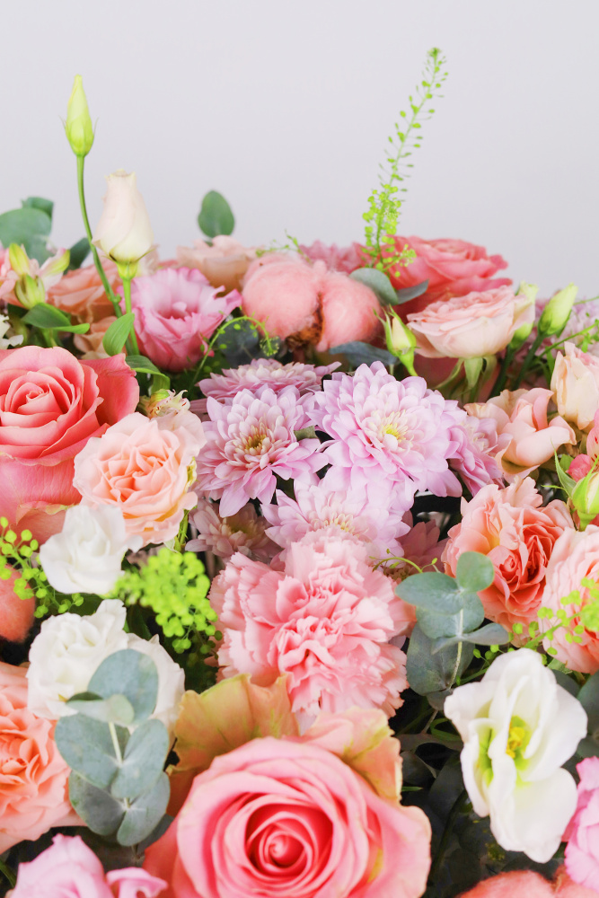 БОЛЬШАЯ КОРЗИНА С РОЗОЙ И ЭВКАЛИПТОМ