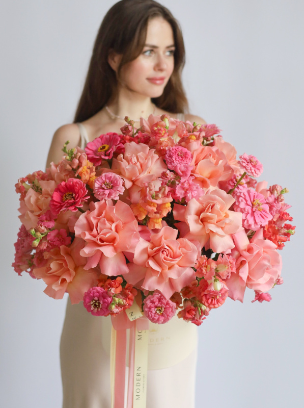 БОЛЬШАЯ КОМПОЗИЦИЯ В БАРХАТНОЙ КОРОБКЕ С ФРАНЦУЗСКИМИ РОЗАМИ, ЦИННИЕЙ И ЛЬВИНЫМ ЗЕВОМ БОЛЬШАЯ КОМПОЗИЦИЯ В БАРХАТНОЙ КОРОБКЕ С ФРАНЦУЗСКИМИ РОЗАМИ, ЦИННИЕЙ И ЛЬВИНЫМ ЗЕВОМ