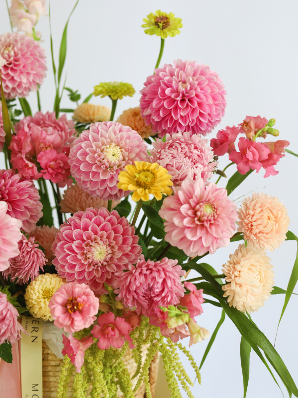 БОЛЬШАЯ ЛЕТНЯЯ КОРЗИНА С ГЕОРГИНАМИ И ДРУГИМИ ФЕРМЕРСКИМИ ЦВЕТАМИ БОЛЬШАЯ ЛЕТНЯЯ КОРЗИНА С ГЕОРГИНАМИ И ДРУГИМИ ФЕРМЕРСКИМИ ЦВЕТАМИ