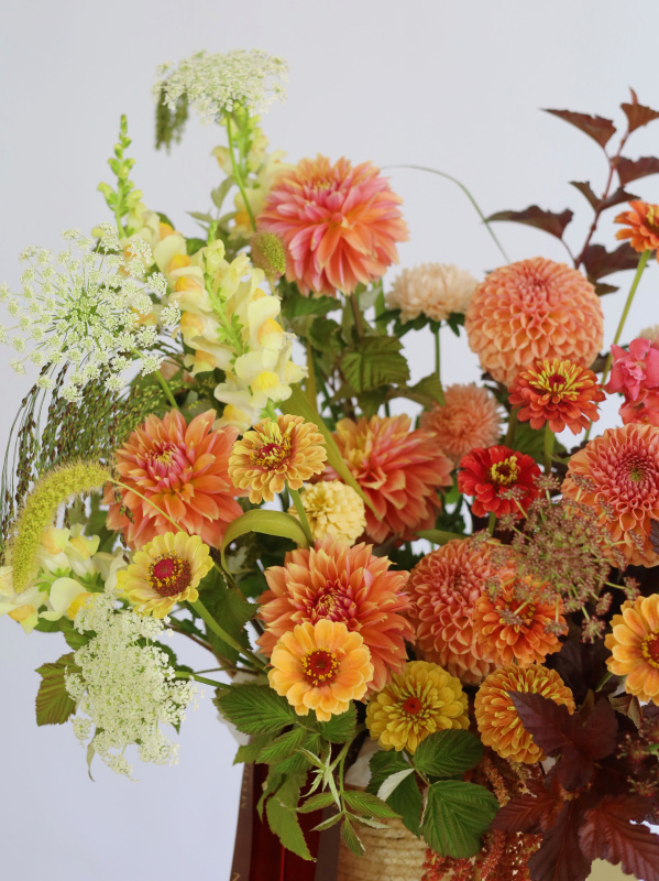 БОЛЬШАЯ КОРЗИНА С ГЕОРГИНАМИ И ДРУГИМИ ЛЕТНИМИ ЦВЕТАМИ БОЛЬШАЯ КОРЗИНА С ГЕОРГИНАМИ И ДРУГИМИ ЛЕТНИМИ ЦВЕТАМИ