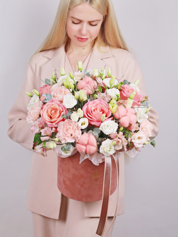 НЕЖНАЯ КОМПОЗИЦИЯ В БАРХАТНОЙ КОРОБКЕ С РОЗОЙ